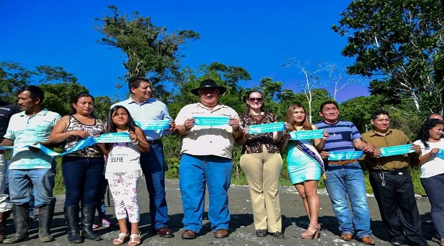 Prefecto inauguró un tramo de vía en la Diez de Agosto