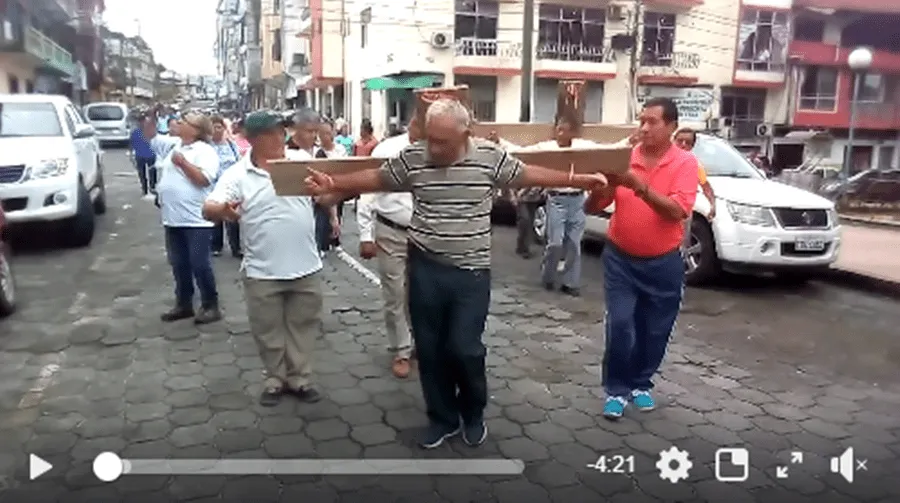 Maestros jubilados en Napo se crucifican