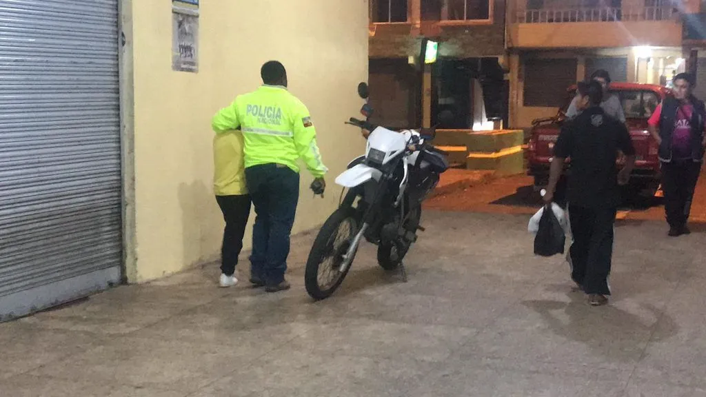 Capturan a adolescente al interior del Mercado la Merced