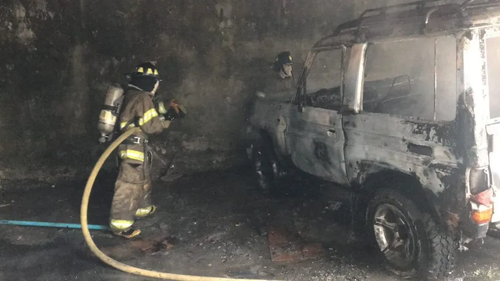Incendio de un vehículo en un garaje de la ciudad de Puyo