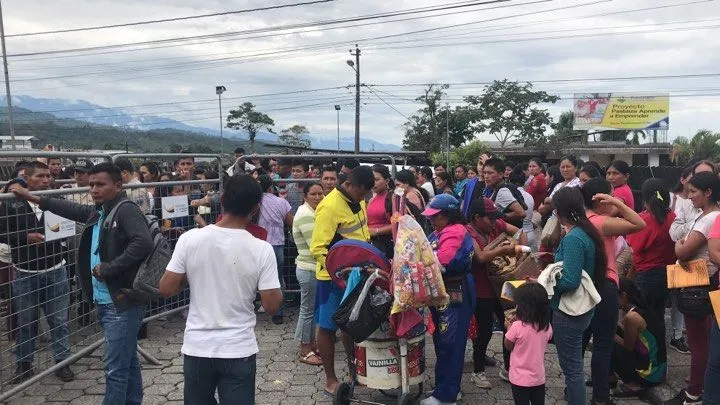 Largas filas y conflictos por cupos en el Distrito de Educación de Pastaza