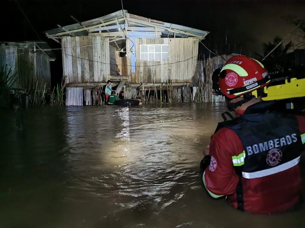 Bomberos realizan evacuación de personas del barrio la Isla