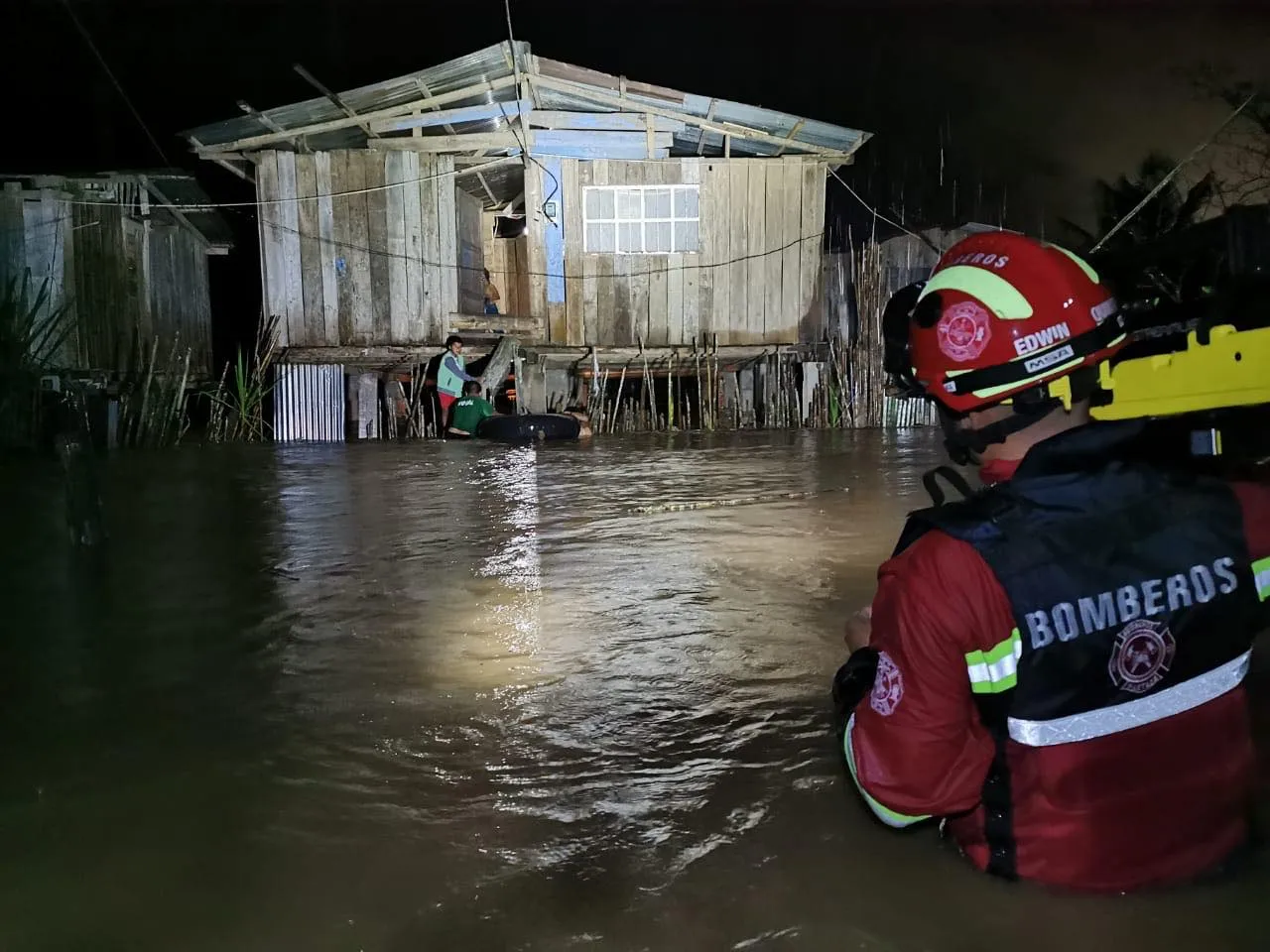 Bomberos realizan evacuación de personas del barrio la Isla
