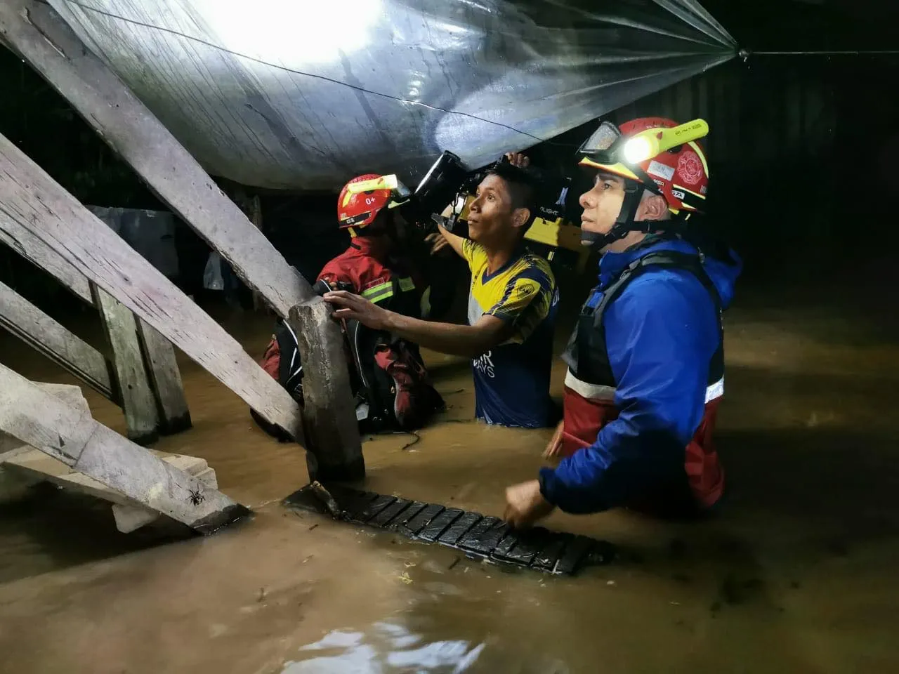 Comandante de los Bomberos informa sobre el rescate que realizaron en el barrio la Isla