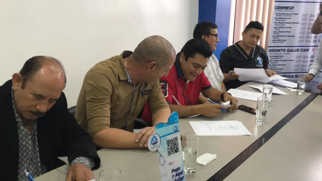 Convenio entre la CACPE y varios Centros Médicos de Puyo