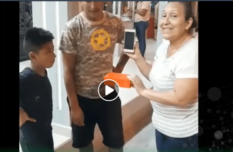 Lida Espin Martinez entrega celular que se encontró