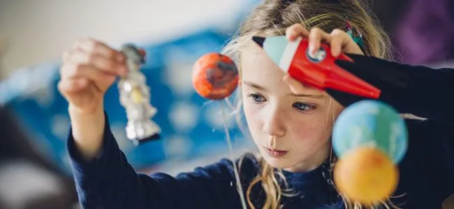 Los beneficios de que los niños hablen solos mientras juegan