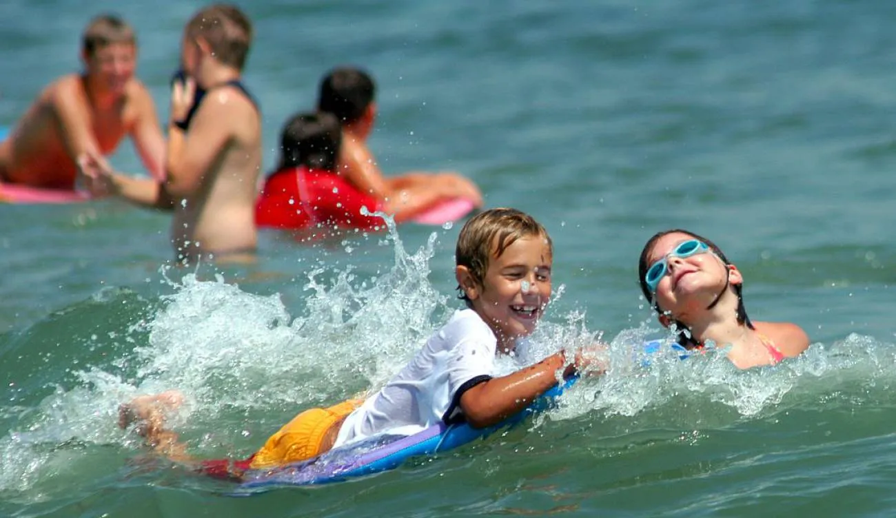 Los niños necesitan más vacaciones en familia y menos juguetes