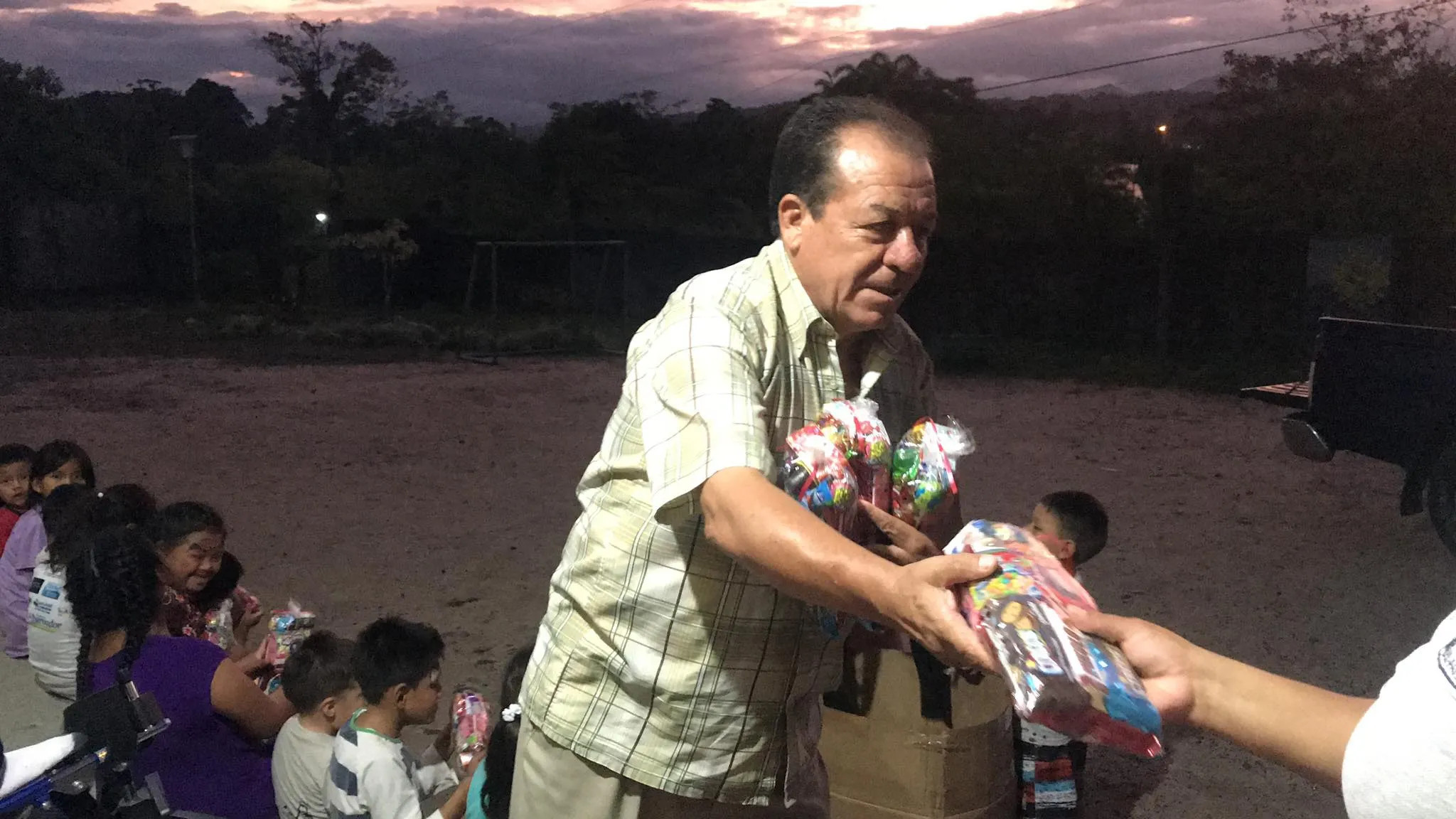 Mario Paredes, celebró la navidad con los niños de la Casa de Fé