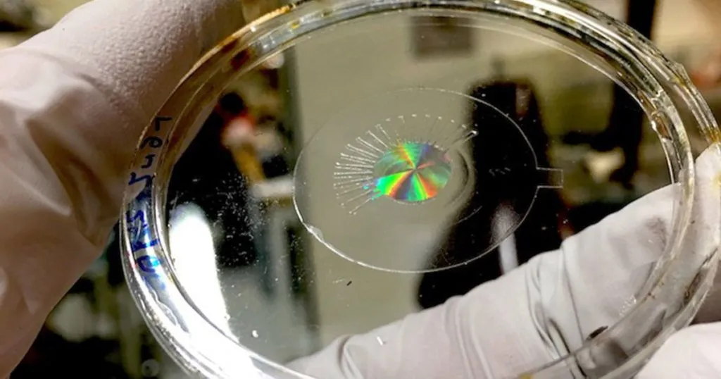 A diferencia del ojo humano, estos ‘’músculos artificiales’’ pueden ser manipulados de tal manera que pueden corregir aberraciones en la imagen como el astigmatismo. Por lo que una posible utilidad para el proyecto estaría en el desarrollo de lentes inteligentes que ayuden a nuestra vista a adaptarse. El proyecto también busca introducirse a las cámaras de los móviles, pues el potencial para conseguir un zoom óptico y un enfoque automático de mayor calidad en menos espacio sería posible. El lente aún esta en desarrollo y para que lo veamos pronto en mercados primero tiene que mejorarse su funcionalidad así como los aspectos de consumo eléctrico, como el voltaje.