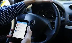 Denuncia Ciudadana Taxista usa su celular mientras conduce en Puyo