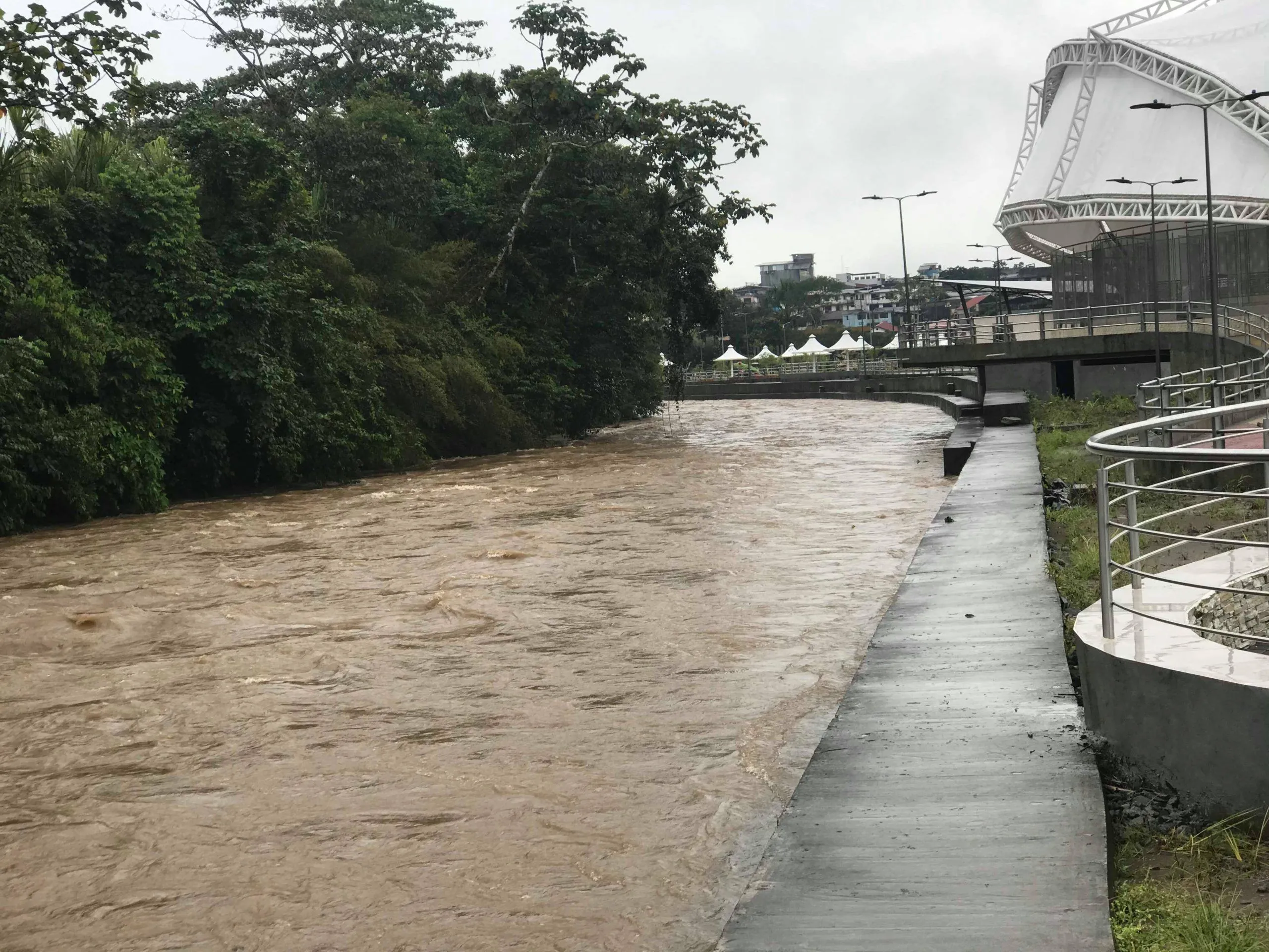 En vivo la situación de la crecida del río Puyo