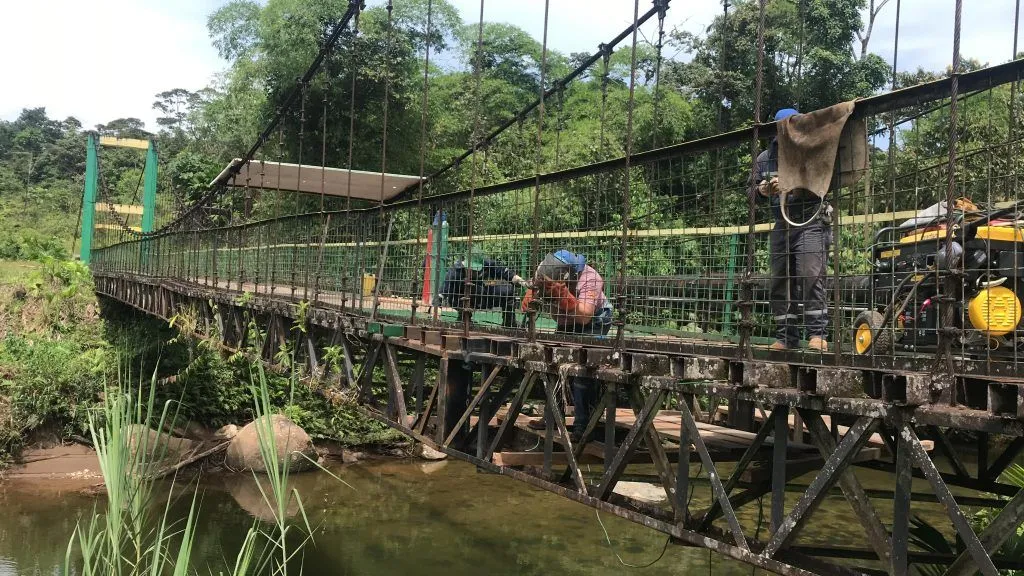 Mantenimiento al puente que va a la captación de Río Blanco