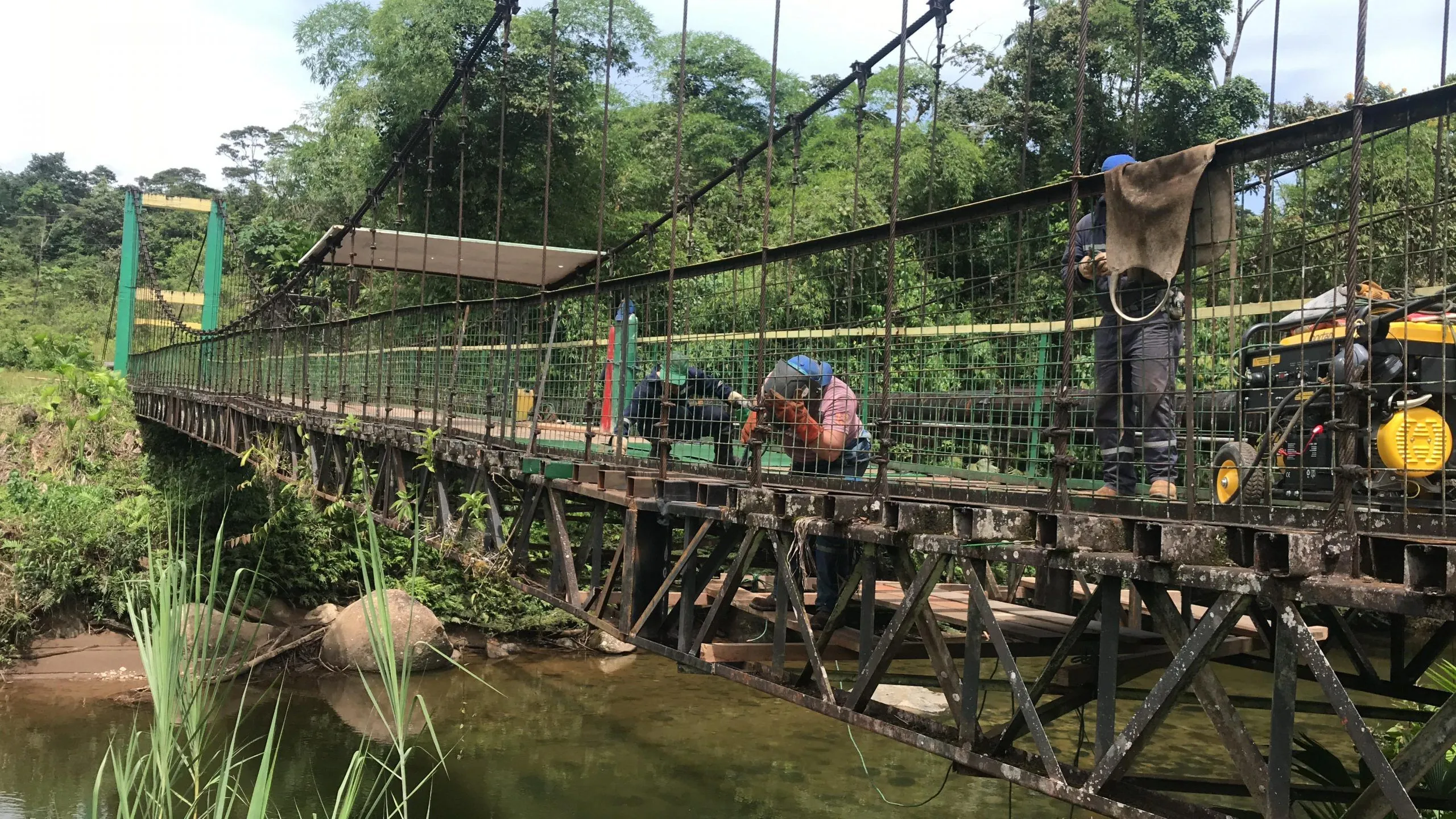 Mantenimiento al puente que va a la captación de Río Blanco
