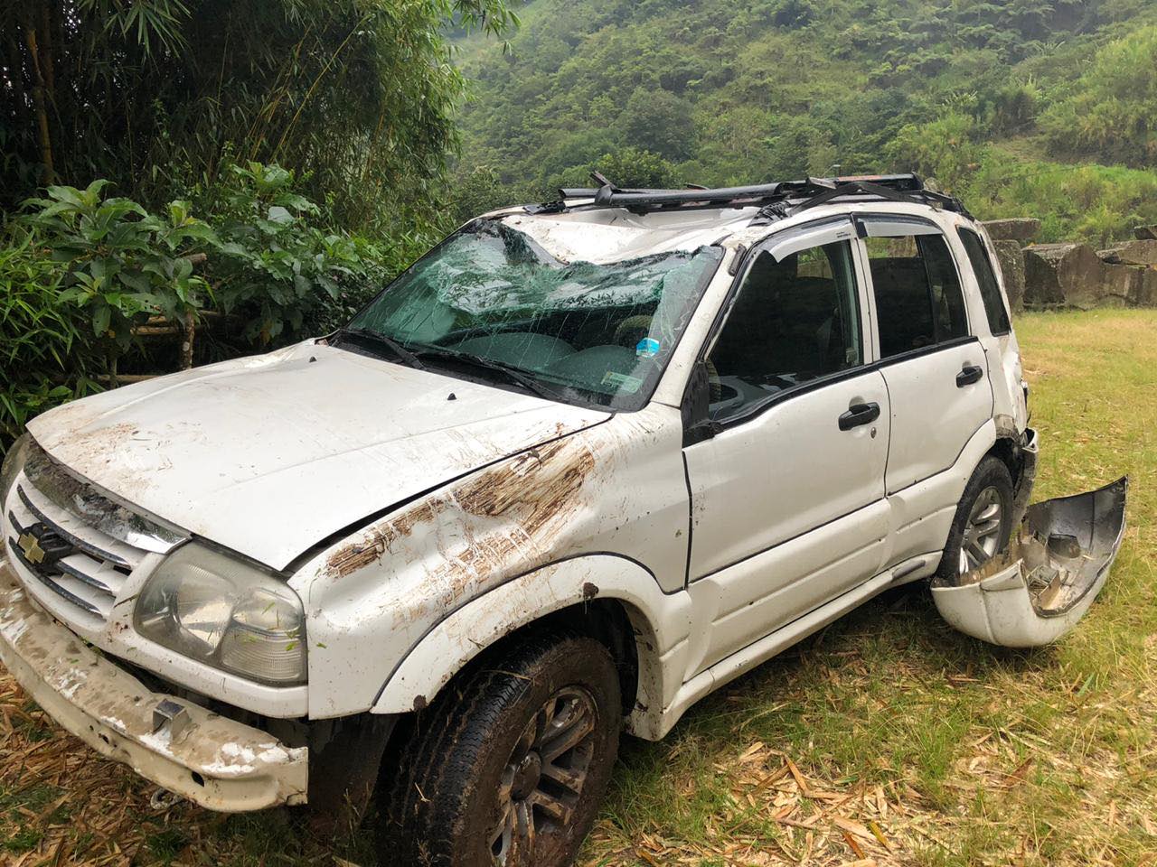 Reportan diésel en la vía Puyo Baños