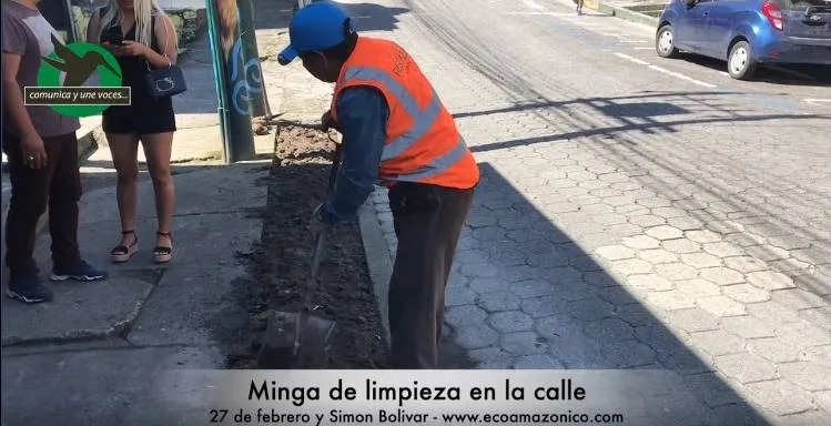 Minga de limpieza en las calles 27 de febrero y Simon Bolivar