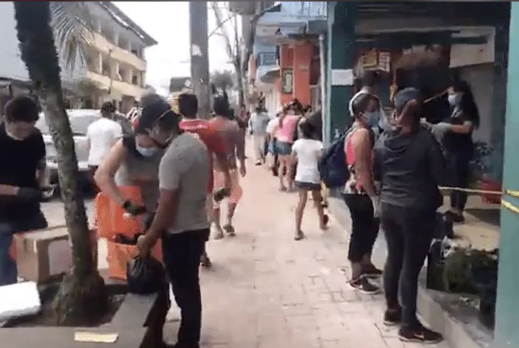 Movimiento de personas algunos sin mascarillas en el centro de Puyo