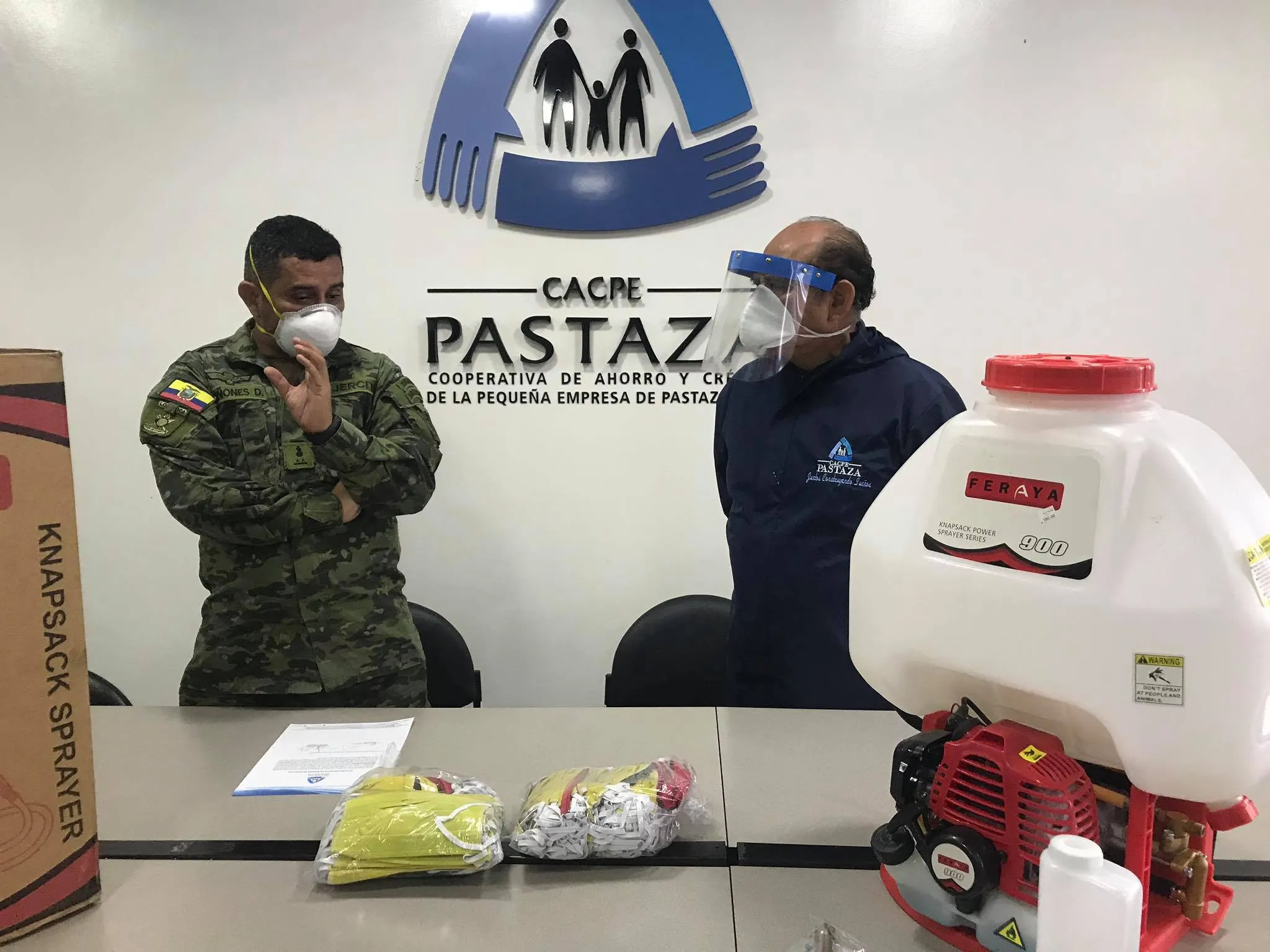 CACPE realiza la donación de una bomba para desinfección y mascarillas