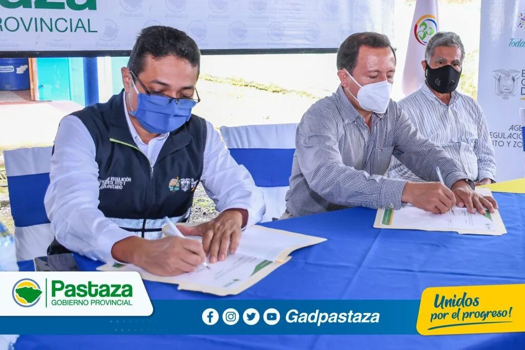 Prefectura y Agrocalidad firman acuerdo para campaña de vacunación ganadera