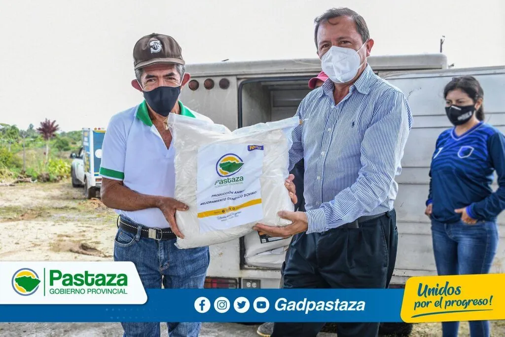 La Prefectura de Pastaza realizó el acto de clausura de la Escuela de Campo en Prácticas de Inseminación Artificial y Vías de Administración de Medicamentos, el sector La Esperanza de la parroquia Veracruz, fue el lugar del acto, que contó con la presencia del Prefecto de Pastaza, Ing. Jaime Guevara, Presidente del GAD Parroquial de Veracruz, Técnicos de nuestra institución y los ganaderos participantes del proceso de capacitación. En este evento, pusieron en práctica todo lo aprendido durante el transcurso de capacitación sobre inseminación artificial y administración de medicamentos, en ganado vacuno de la localidad. Al finalizar el mismo, Jaime Guevara, Prefecto, realizó la entrega de sales minerales a los ganaderos del sector.