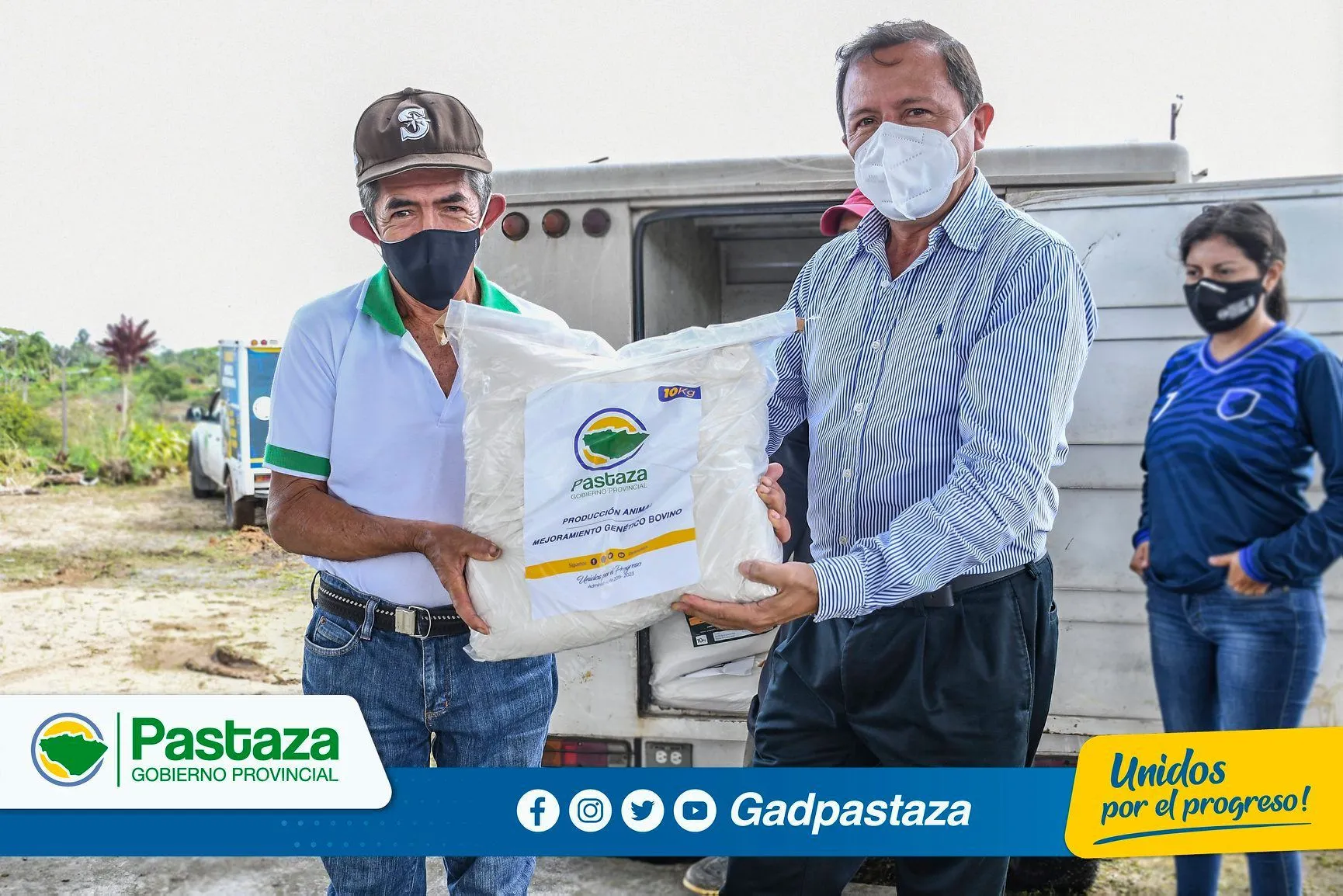 La Prefectura de Pastaza realizó el acto de clausura de la Escuela de Campo en Prácticas de Inseminación Artificial y Vías de Administración de Medicamentos, el sector La Esperanza de la parroquia Veracruz, fue el lugar del acto, que contó con la presencia del Prefecto de Pastaza, Ing. Jaime Guevara, Presidente del GAD Parroquial de Veracruz, Técnicos de nuestra institución y los ganaderos participantes del proceso de capacitación. En este evento, pusieron en práctica todo lo aprendido durante el transcurso de capacitación sobre inseminación artificial y administración de medicamentos, en ganado vacuno de la localidad. Al finalizar el mismo, Jaime Guevara, Prefecto, realizó la entrega de sales minerales a los ganaderos del sector.