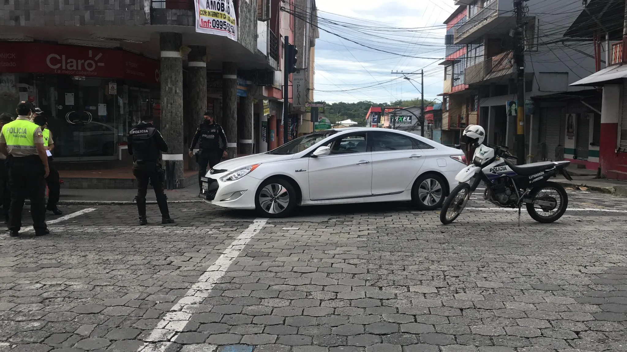 Policía detiene a vehículo que se dio a la fuga