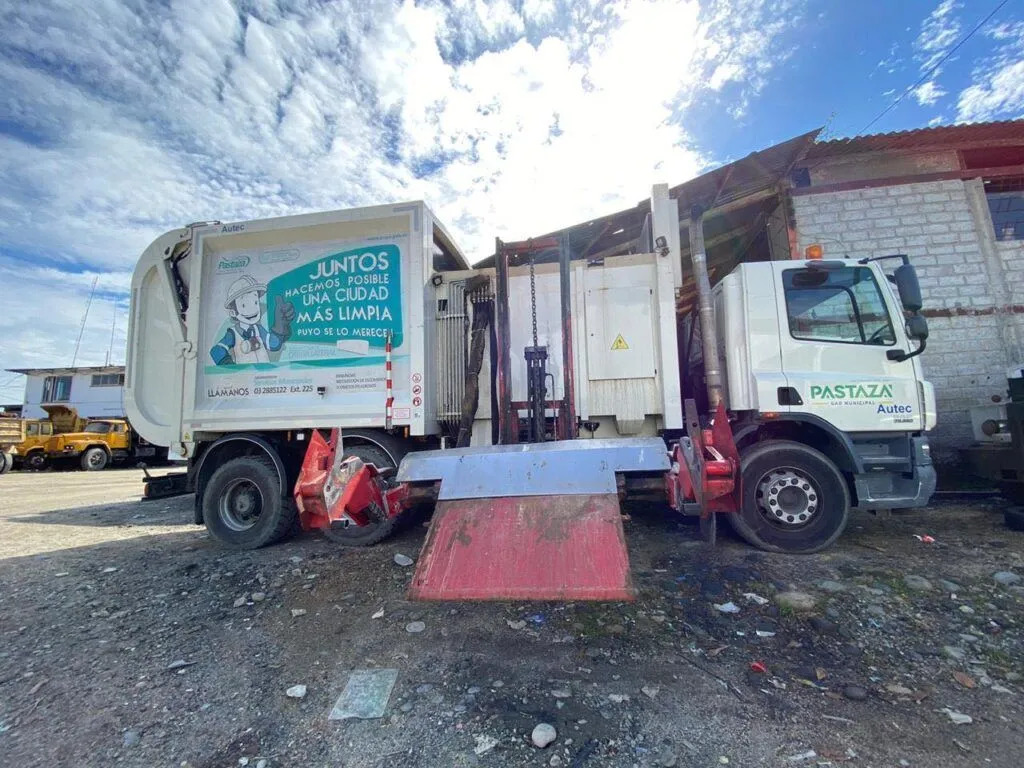 Clima deja fuera de servicio a recolector de carga lateral