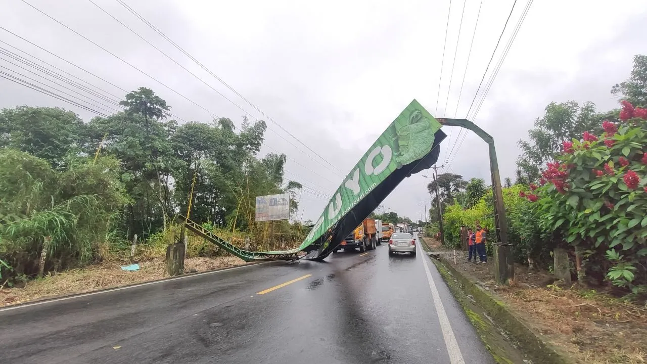 El mal tiempo ocasionó la caída de una valla de ingreso a Puyo