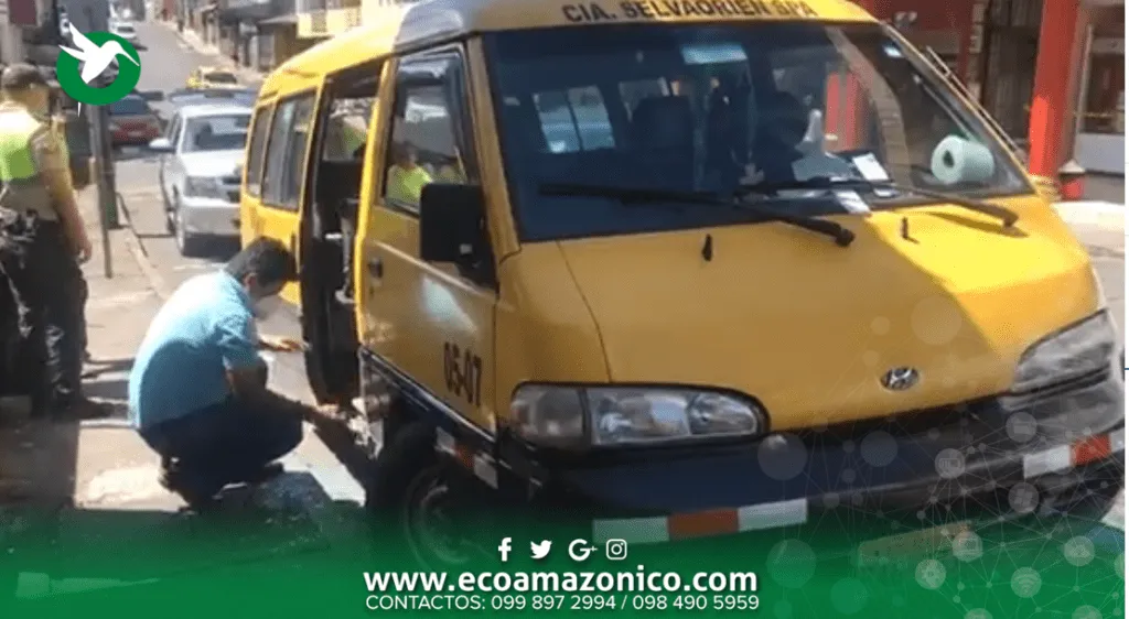 Rompen parabrisas de una furgoneta para robar en el centro de Puyo