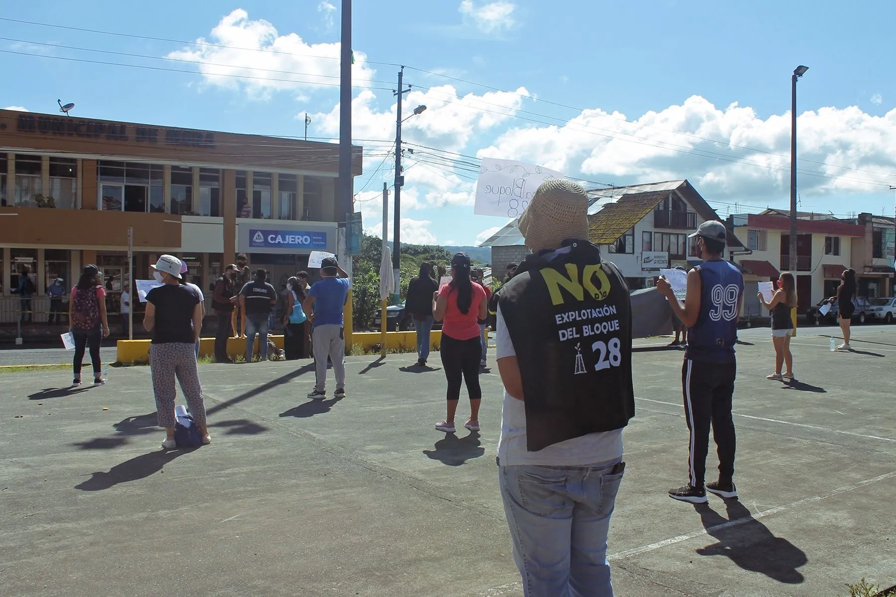 Plantón en contra de la explotación petrolera en Mera el bloque 28