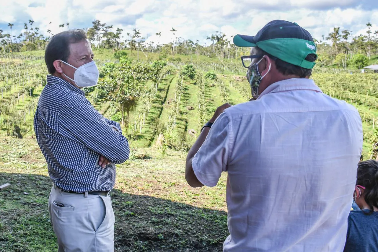 Prefecto visitó la Finca San Martín en la parroquia 10 de Agosto