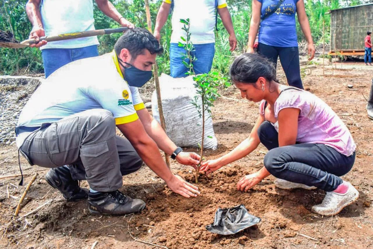 Prefectura de Pastaza entregó plantas para la recuperación de suelos degradados en Madre Tierra