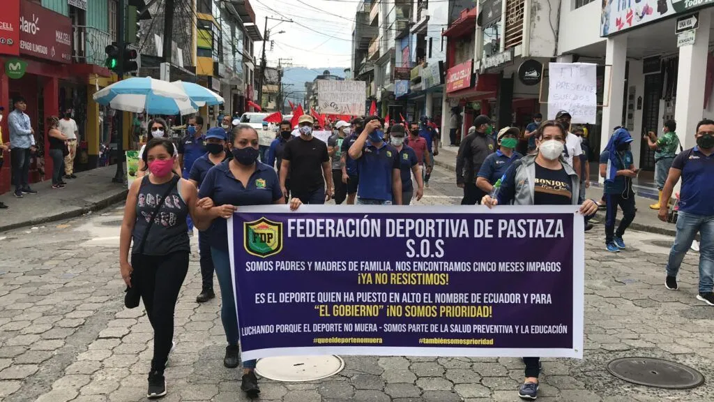 Trabajadores públicos en Pastaza realizaron marcha por sus sueldos