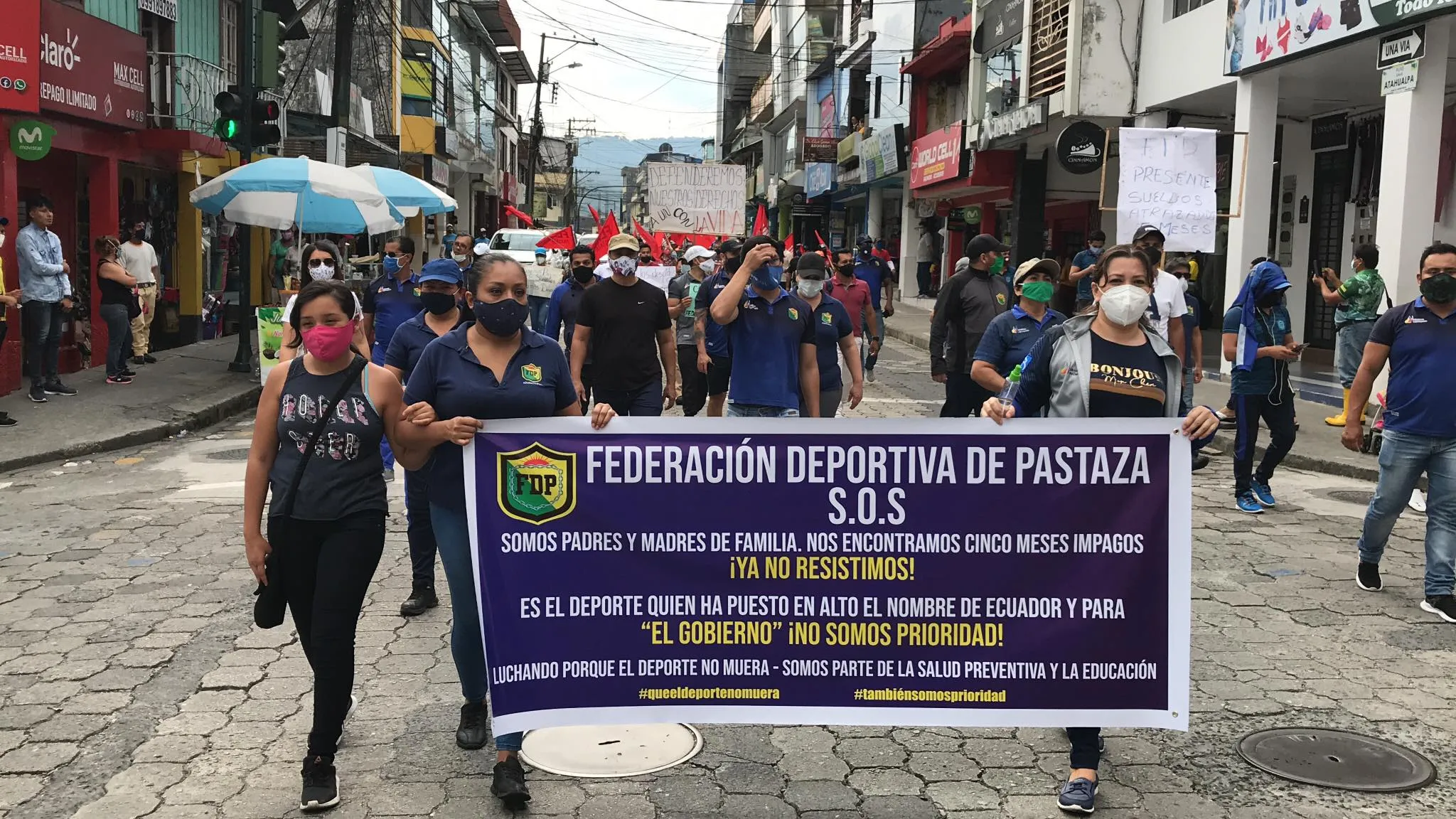 Trabajadores públicos en Pastaza realizaron marcha por sus sueldos