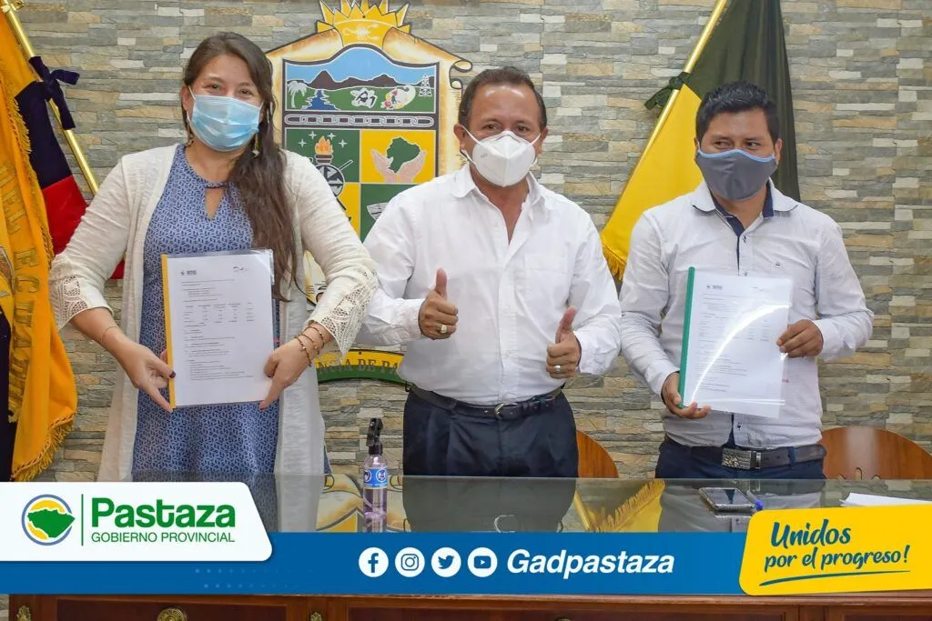 ¡Dos proyectos para potenciar la producción de la guayusa y vainilla firmó el Prefecto de Pastaza! En el despacho de Prefectura, el Prefecto de Pastaza, Jaime Guevara, firmó dos proyectos que buscan el fortalecimiento productivo de las nacionalidades indígenas y sector campesino de la nuestra provincia. El primero, está destinado a apoyar a los productores de guayusa con capacitación, certificación orgánica e infraestructura lo que demanda una inversión de $103.400; el documento fue firmado por el representante de Wiñak, la Coordinadora del Programa de Bioeconomía de la GIZ Ecuador, el Alcalde del GADM de Santa Clara y el Prefecto de Pastaza. Otro proyecto que se implementa es el de producción de vainilla que se lo ejecutará con GIZ Ecuador, Fundación Pachamama y la Prefectura de Pastaza y que demanda una inversión de $82.000 que permitirán la capacitación, equipamiento, compra de materiales e insumos, entre otros elementos. Los proyectos tiene un plazo de ejecución de un año, tiempo en el cual, se espera resultados favorables en beneficio del sector rural de la provincia de Pastaza.