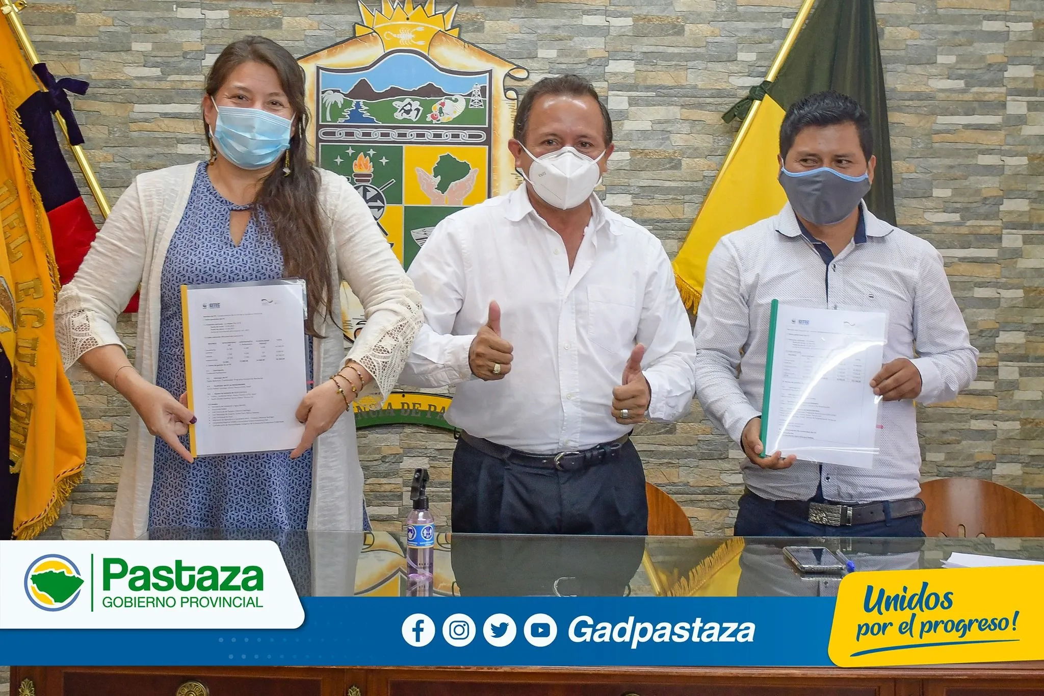 ¡Dos proyectos para potenciar la producción de la guayusa y vainilla firmó el Prefecto de Pastaza! En el despacho de Prefectura, el Prefecto de Pastaza, Jaime Guevara, firmó dos proyectos que buscan el fortalecimiento productivo de las nacionalidades indígenas y sector campesino de la nuestra provincia. El primero, está destinado a apoyar a los productores de guayusa con capacitación, certificación orgánica e infraestructura lo que demanda una inversión de $103.400; el documento fue firmado por el representante de Wiñak, la Coordinadora del Programa de Bioeconomía de la GIZ Ecuador, el Alcalde del GADM de Santa Clara y el Prefecto de Pastaza. Otro proyecto que se implementa es el de producción de vainilla que se lo ejecutará con GIZ Ecuador, Fundación Pachamama y la Prefectura de Pastaza y que demanda una inversión de $82.000 que permitirán la capacitación, equipamiento, compra de materiales e insumos, entre otros elementos. Los proyectos tiene un plazo de ejecución de un año, tiempo en el cual, se espera resultados favorables en beneficio del sector rural de la provincia de Pastaza.