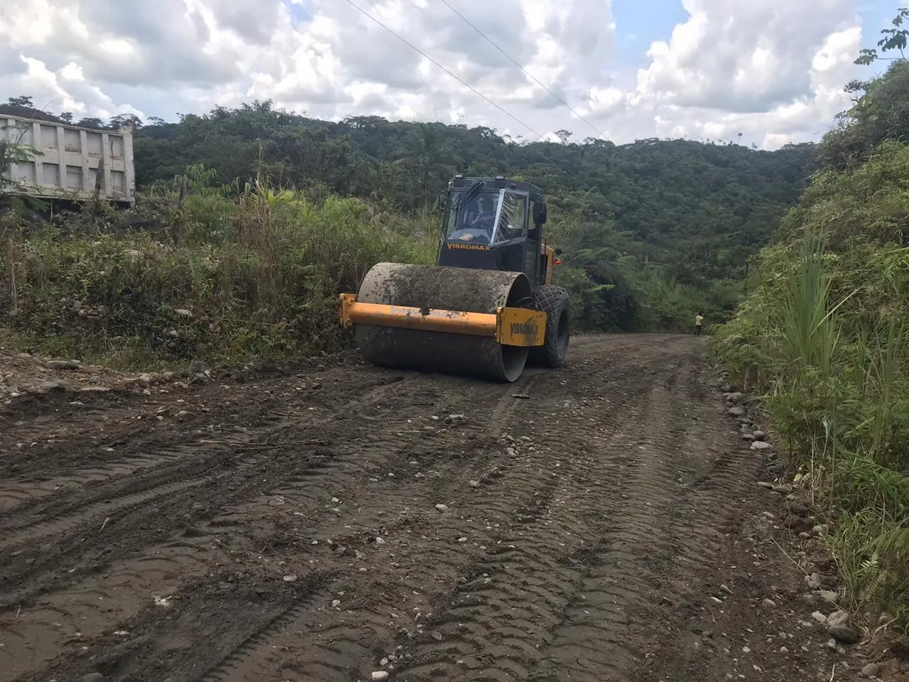 Municipio realiza relastre de la vía en Vista Hermosa