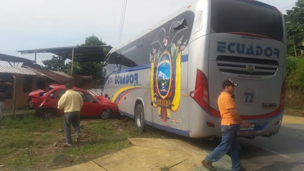 Fuerte accidente de tránsito en el Paso Lateral y calle Pacayacu