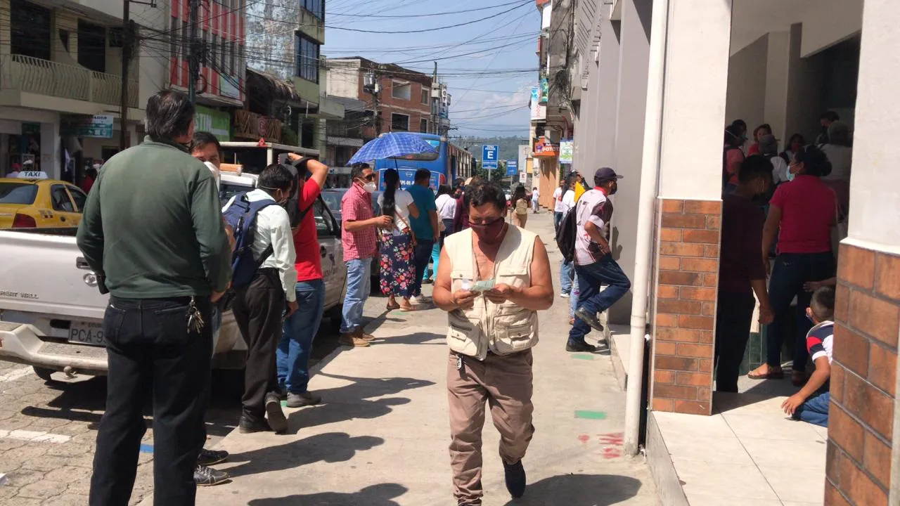 Quejas por largas filas en BAN-ECUADOR en Puyo
