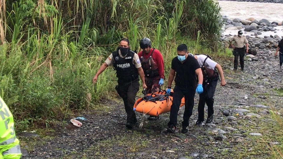 Rescatan el cuerpo de un joven que cayó de una peña al río Pastaza