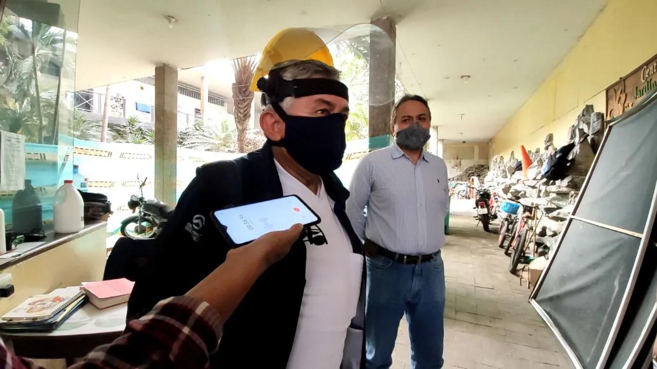 Ciudadano se disculpa con funcionarios Municipales