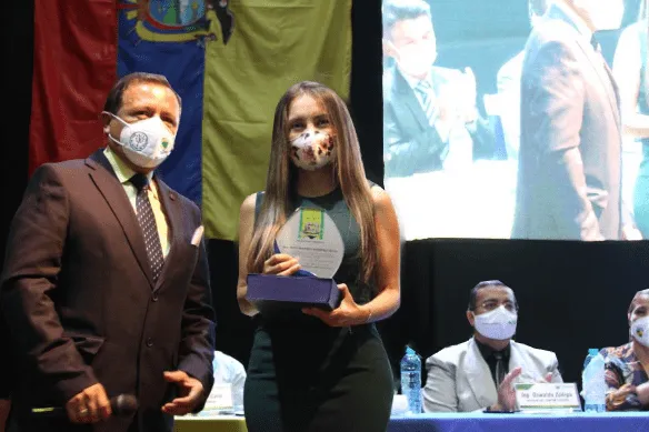 VOCAL DEL CONSEJO DE LA JUDICATURA MARIBEL BARRENO, RECIBE RECONOCIMIENTO EN PASTAZA