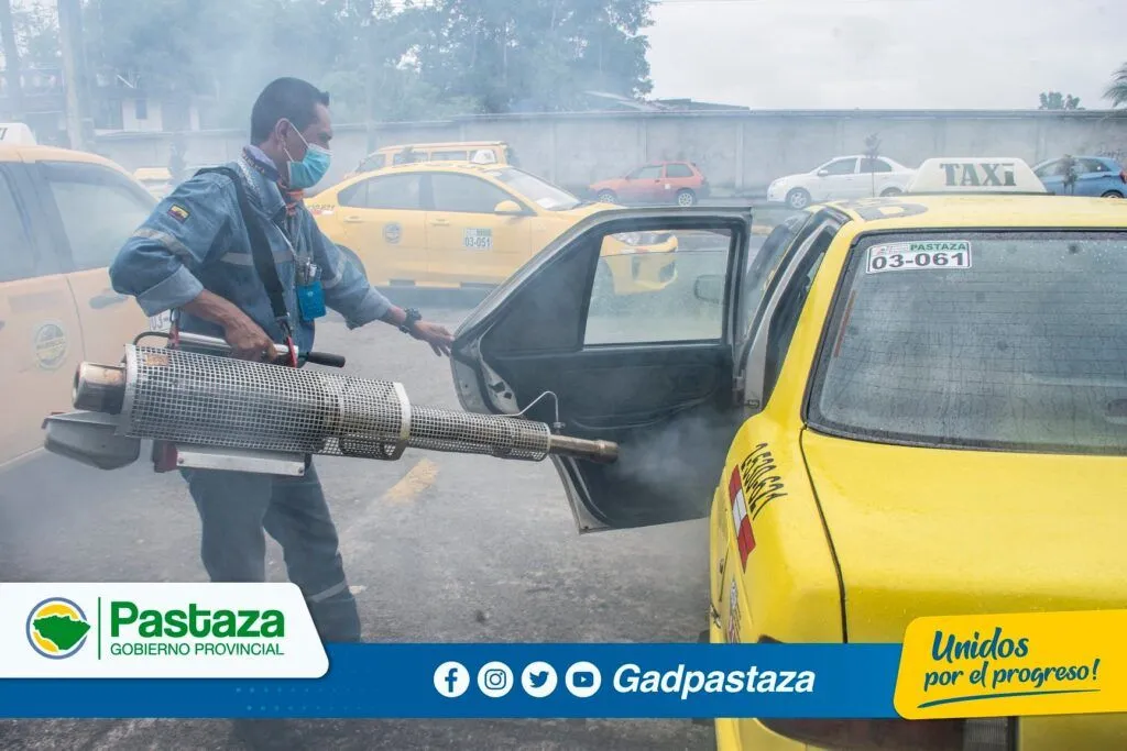 Prefectura continúa con la desinfección de unidades de taxis en Puyo