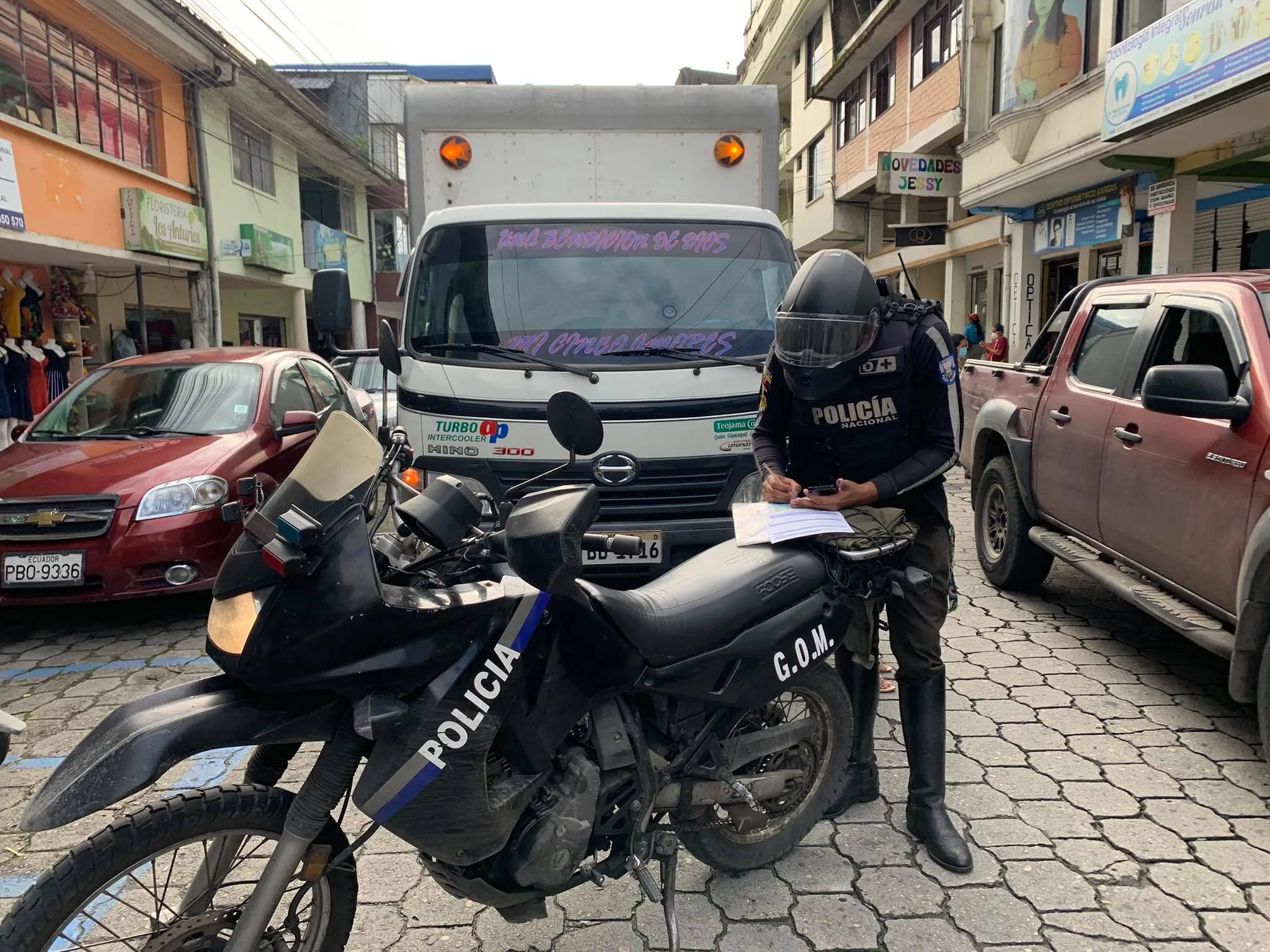 Vehículo sancionado por doble fila en el centro de Puyo