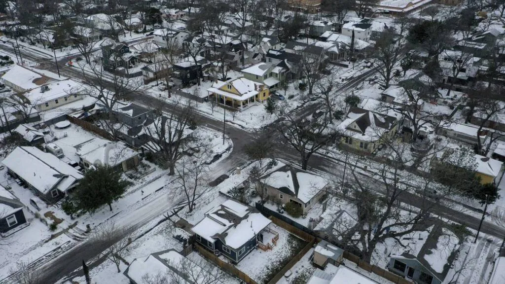 Texas y otros estados de EE. UU. siguen sin electricidad y pasan duros momentos a causa de las tormentas invernales