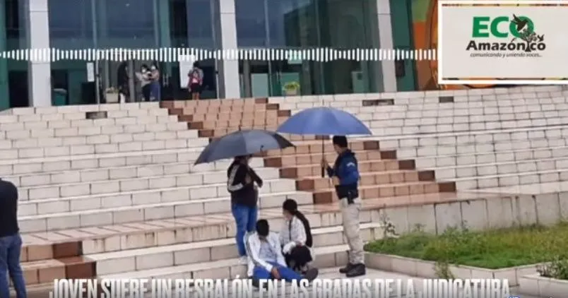 JOVEN RESBALA DE LAS GRADAS DE LA JUDICATURA