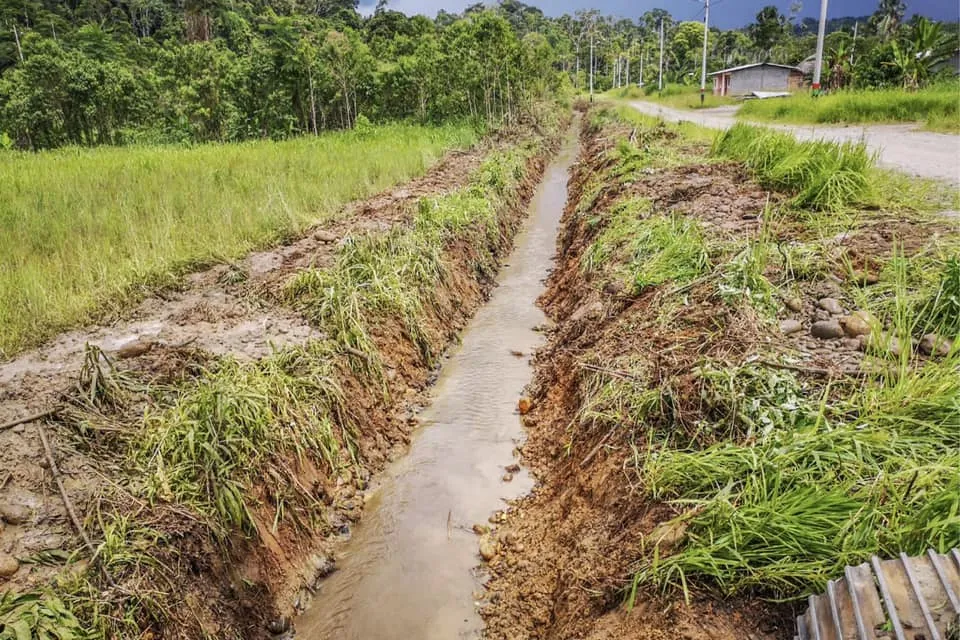Trabajos de implementación de sistemas de drenaje en la parroquia Simón Bolívar