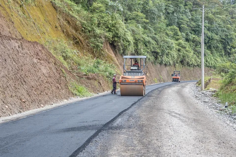 Se inició el tendido del asfalto en un tramo de 1.5 kilómetros