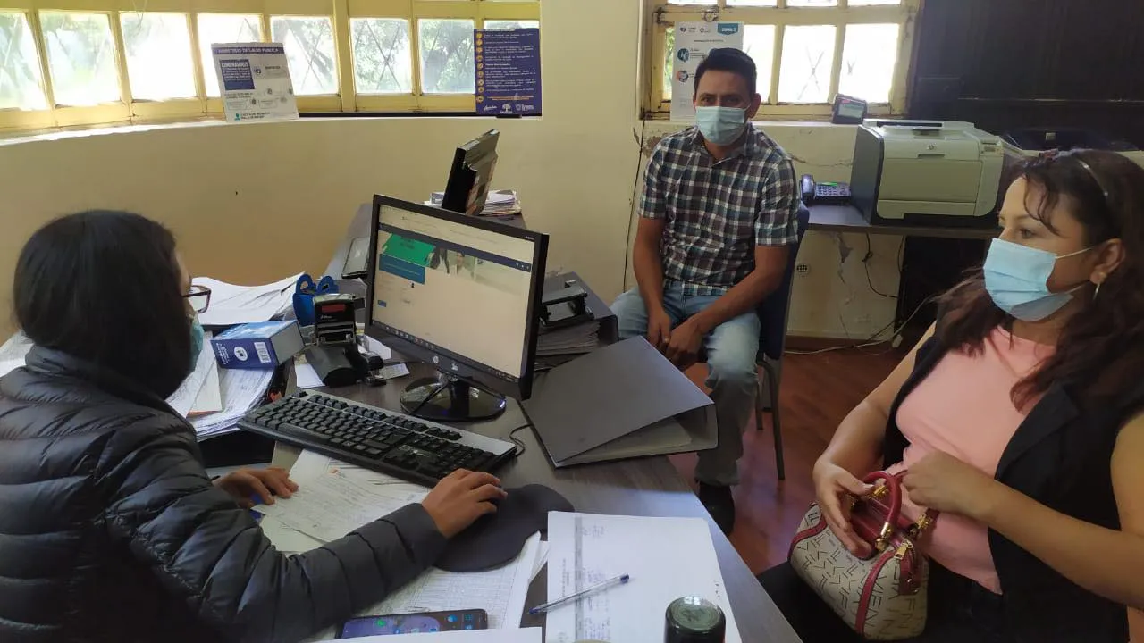 La Agencia de Aseguramiento de la Calidad de los Servicios de Salud y Medicina Prepagada, ACESS, en su oficina técnica de la ciudad de Riobamba desde el mes de febrero del 2021, en función de sus competencias ha certificado 40 documentos sanitarios emitidos por Profesionales de Salud registrados y habilitados. La Certificación de Documentos Sanitarios en la ACESS, es un requisito que debe cumplir el ciudadano que va a viajar al exterior, ya que verifica que el profesional de la salud que emite el certificado médico esté registrado en la ACESS, tal como la normativa sanitaria vigente lo señala, esto garantiza la legalidad del documento al portador del Documento Sanitario. Los beneficiarios directos de este servicio son los usuarios de las provincias de Cotopaxi, Tungurahua, Pastaza y Chimborazo. Angy Tenelanda, profesional médico, necesita realizar la certificación de sus documentos sanitarios para continuar sus estudios de posgrado en España, indicó que el servicio que recibió por parte de los técnicos de la Agencia es eficiente y rápido para el trámite de certificación. De la misma forma, Ronald Barahona manifestó, “el servicio es fácil accesible para todas las personas que necesiten esta certificación, es bueno porque viajar a otra ciudad a apostillar es difícil y tener este servicio en la ciudad de Riobamba agilita los trámites, necesito el certificado para continuar mis estudios en el exterior”. La Agencia presta este servicio en sus oficinas de la ciudad de Riobamba, ubicadas en el Edificio de la Coordinación de Zonal 3 - Salud, planta baja, Av. Humberto Moreano y Alfonso Villagómez, telf. (03) 960-372, de lunes a viernes desde las 08:00 a 13:00.