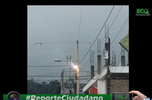 CORTO CIRCUITO EN UN POSTE POR EL HOSPITAL MILITAR